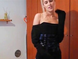 La sexy et canon Sasha joue au dressup pour le fun. La sexy et canon