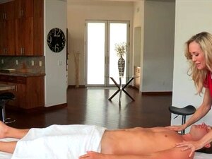 Belle-mère et mignonne baisées sur une table de massage. La