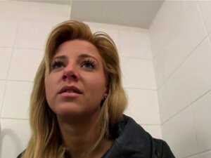 Blonde chaude amateur suçant une bite