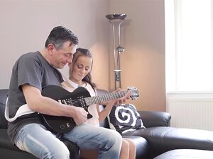 Regarde OLD4K. Un vieux musicien grand copule avec une nana