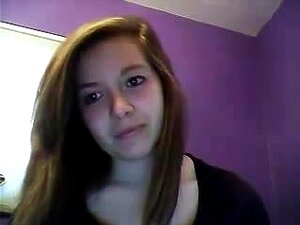 Beauté surprise en train de jouer avec sa brosse à cheveux, webcam