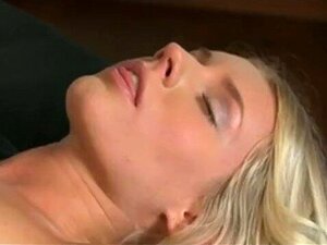 La mignonne DaneJones reçoit un massage lesbien