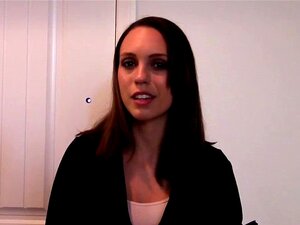 Une agente immobilière persistante convainc son client de se branler.