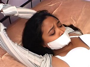 Kristie Lee attachée et bâillonnée sur le lit