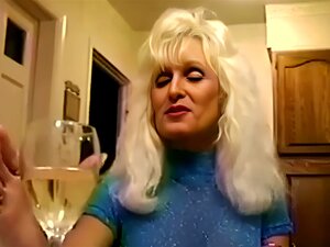 Regardez le mari cocu manger du BBC CUM maintenant ! - Rétro 90S,