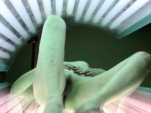 Masturbation lente de la chatte en solarium public