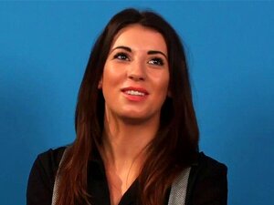 Maîtresse cfnm classe. Maîtresse brune cfnm classe rit de son