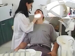 Regardez le médecin baiser une belle-fille plantureuse et très belle