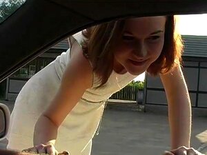 Hooker suce dans la voiture. Tu penses que seuls les hommes ramassent