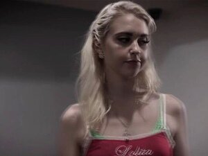 Chloe Cherry se fait double pénétrer par son beau-père et son oncle
