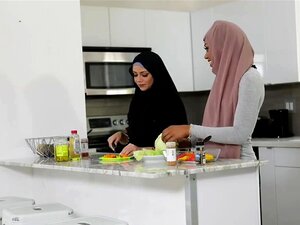 Le demi-frère lèche et baise son hijab avec sa chatte de demi-sœur