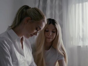 Kenzie Reeves piège Anny Aurora dans le sexe lesbien