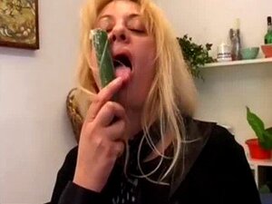 Femme blonde mature mouillée et en chaleur pour une bite - Pipe
