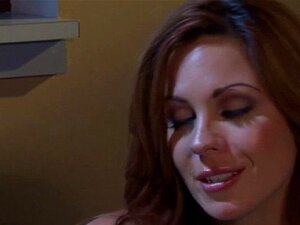 Deux nanas à gros seins se font baiser. Un mec chanceux satisfait