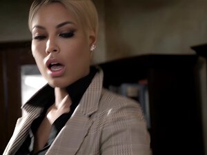 Un mec pervers baise deux belles-filles incroyables Bridgette B et la