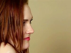 Une nana se fait piéger sur le visage. Une rousse avec de gros seins