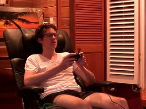 Lelu Love baise loin des jeux vidéo