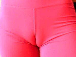 Bubble Butt Cutie s'entraîne dans un lycra serré ! Chatte cameltoe !