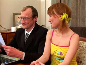 Le professeur baise une nouvelle nana. Cette nana ravit la prof mature