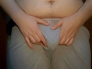 Grosse petite bite bâtard laid joue avec le cul