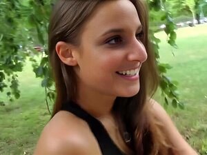 La mignonne nue Amirah Adara dans les rues de Budapest-Éjaculation