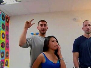 Salope de fac fume une grosse bite de faux agent. Site original