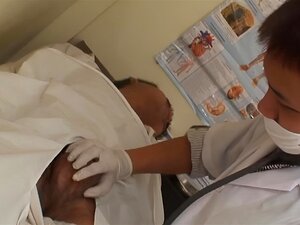 Médecin gay asiatique dos nus minet maigre de 21 ans à l'infirmerie