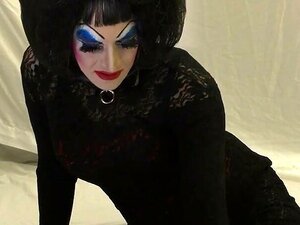 Découvrez un voyage sensuel avec Debra et ses jouets coquins dans