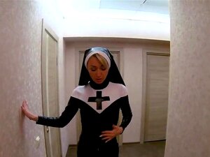 Une nonne chaude suce et se fait baiser le cul pour jouir en gorge POV