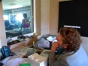 Regardez comment une patronne mûre dominante emmène sa fraîche