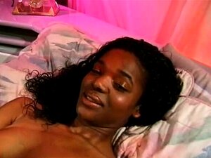 Une femme au foyer noire se masturbe avec un gode et excite sa chatte