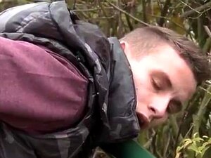 Le tenant dans le porno gay, deux mecs amateurs sexy baisent en public