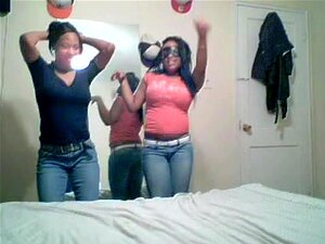 deux lesbiennes à gros seins en gaule font un show livecam