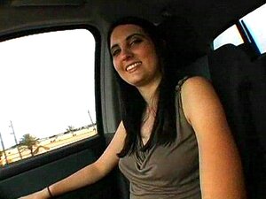 Laissez-vous envoûter par le charme séduisant d'une beauté aux