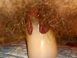 Femme chevauchant ses lèvres incroyables avec un gode