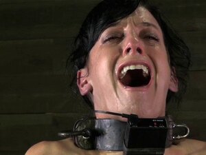 Petite soumise attachée punie durement avec de la canne