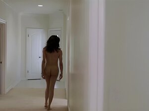 La baby-sitter Ladyboy se fait enculer par le patron dans la machine