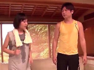 Uika Hoshikawa se met en mode complet sur une bite dans un XXX