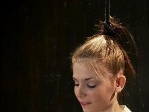 Petite esclave plaquée contre le mur