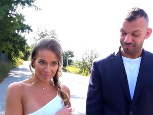 HUNT4K. Une fille aux petits seins se fait pénétrer pendant que son