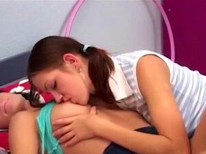Deux mignonnes super sexy en ont assez de leurs devoirs et jouent avec