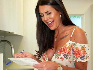 Une fleshlight anale est livrée à la maman choquée Abby Somers !