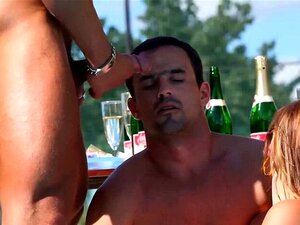 Salopes bi éjaculent en plein air sur leurs seins. Salopes bi