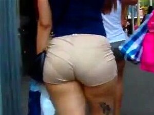 Une fille PAWG marche sensuellement dans ses mini-shorts serrés
