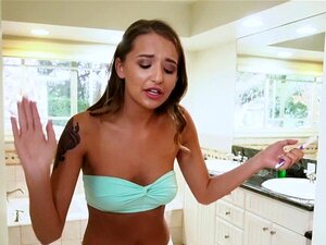 Le copain veut un trio avec sa copine. Quand la sexy copine brune