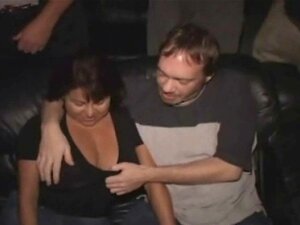 Une MILF latina aux gros seins se fait couvrir de sperme dans un