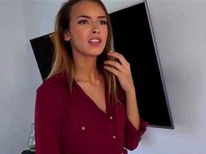 Une femme au foyer classe écarte ses jambes pour un bricoleur et lui