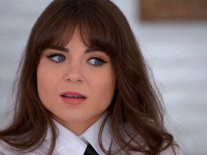 La mignonne brune Megan Marx se fait baiser par son grand-père par