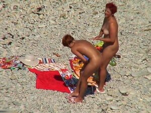 Deux salopes mûres à poil sur une plage, je sais que je