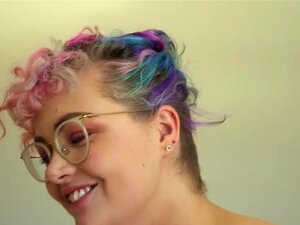 Une lesbienne poilue et bien foutue adore le sexe oral et le doigtage